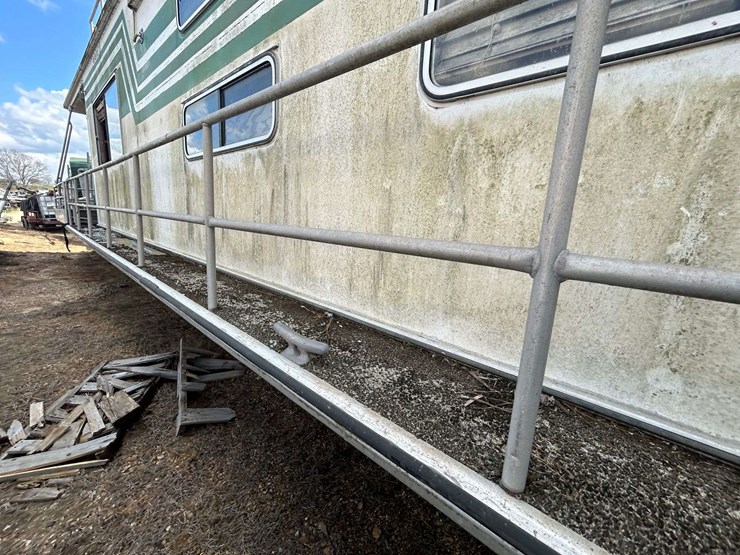 1982-14x46-summerset-aluminum-houseboat-image-10