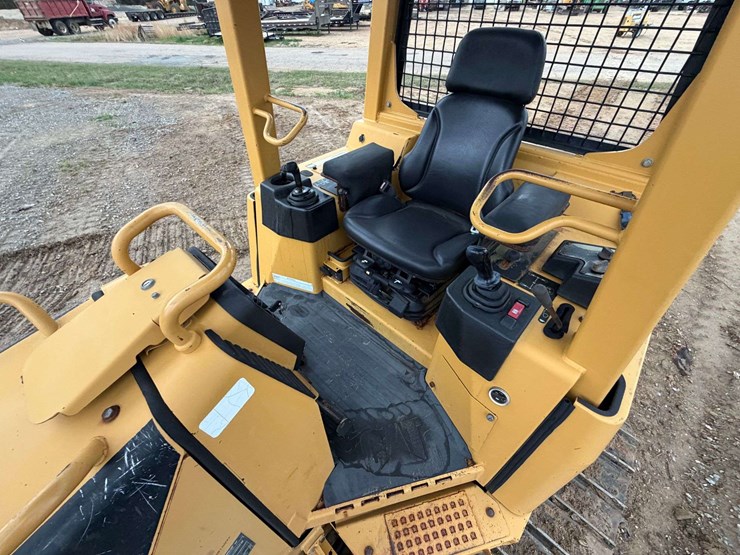 2007-caterpillar-d3g-lgp-image-12