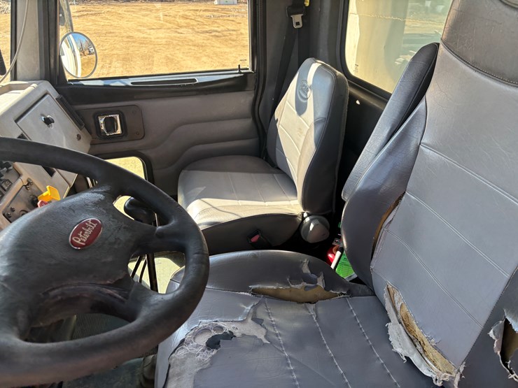 2009-peterbilt-340-image-44