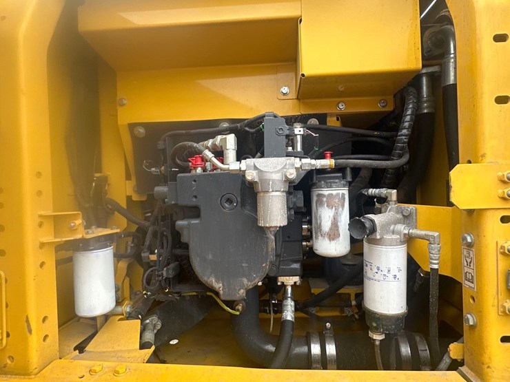 2022-komatsu-pc210-lc-image-27