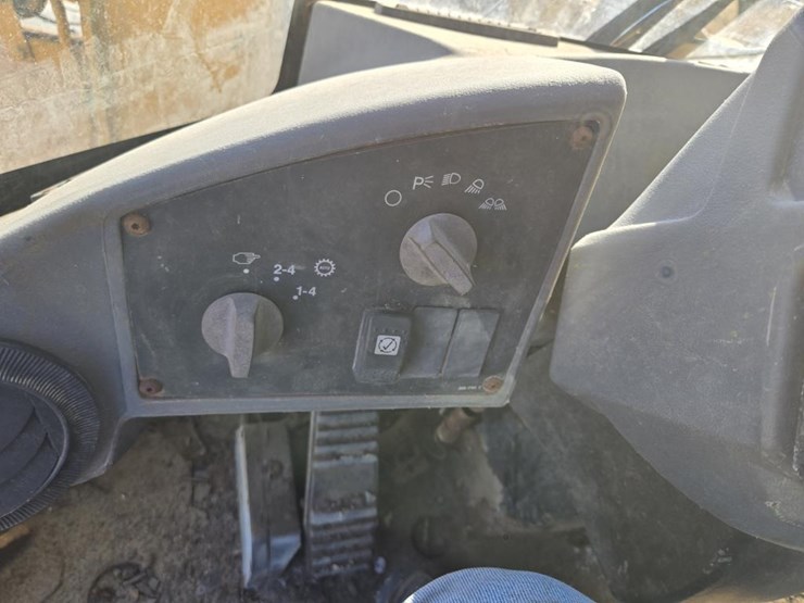 2005-caterpillar-938g-image-21