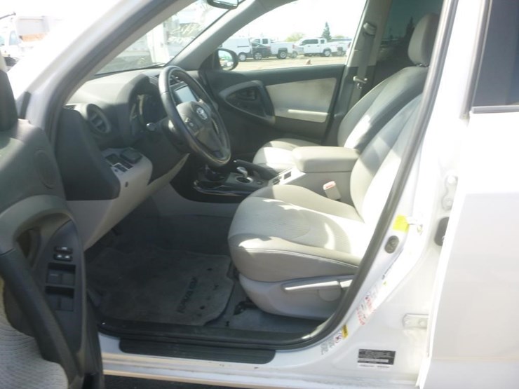 2014-toyota-rav4-image-7