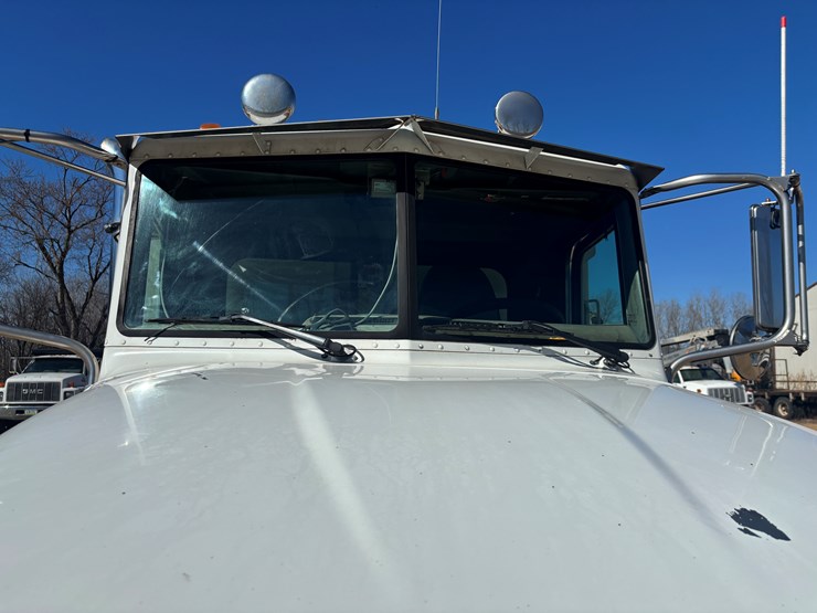 2009-peterbilt-340-image-12