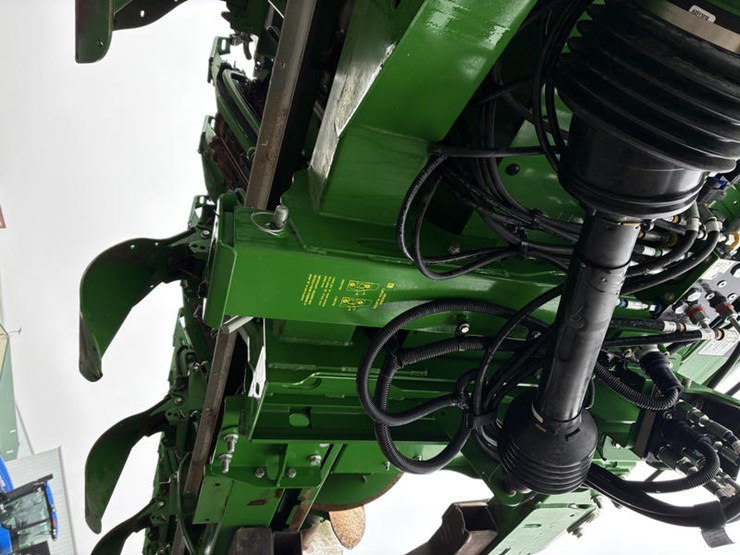 2024-john-deere-c12f-image-21