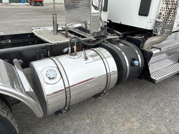 2016-kenworth-t680-image-17