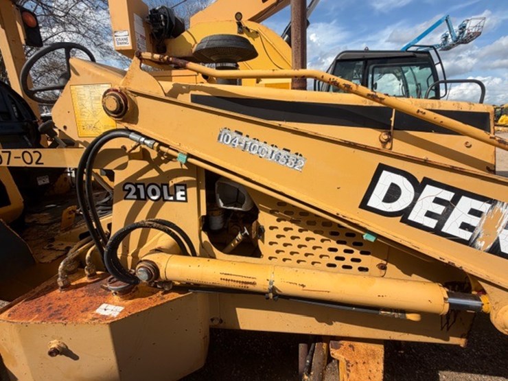 deere-210le-image-25