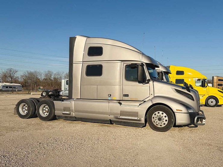 2022-volvo-vnl860-image-1