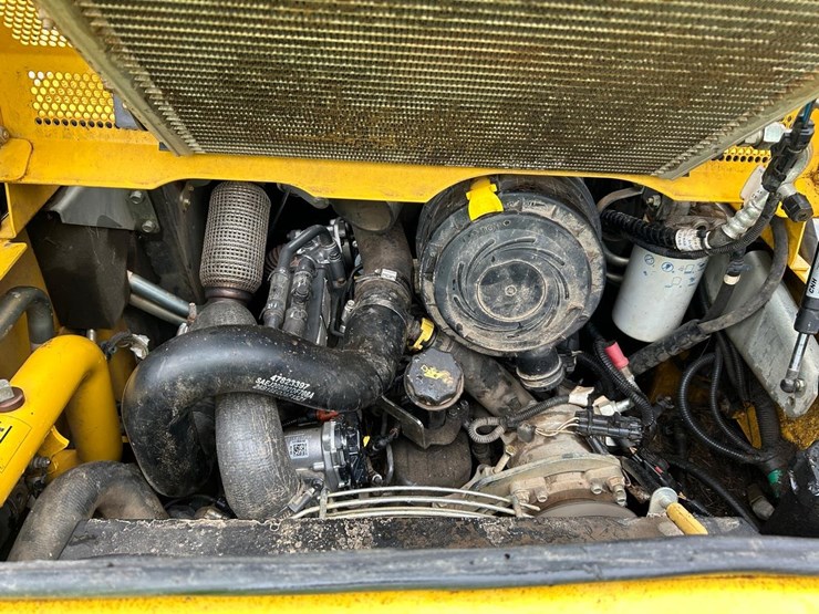 2017-new-holland-c232-image-15