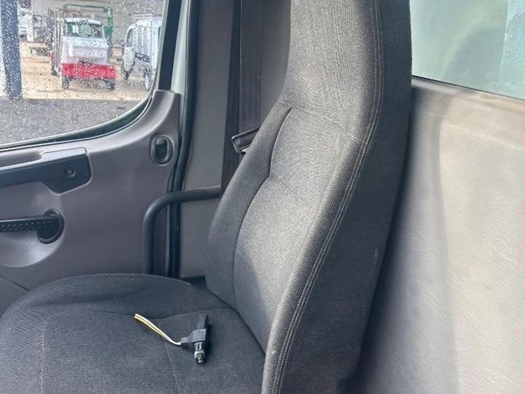 2009-freightliner-mc-4000-gallon-t/a-water-truck-image-9