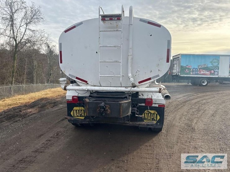 2009-freightliner-mc-4000-gallon-t/a-water-truck-image-5