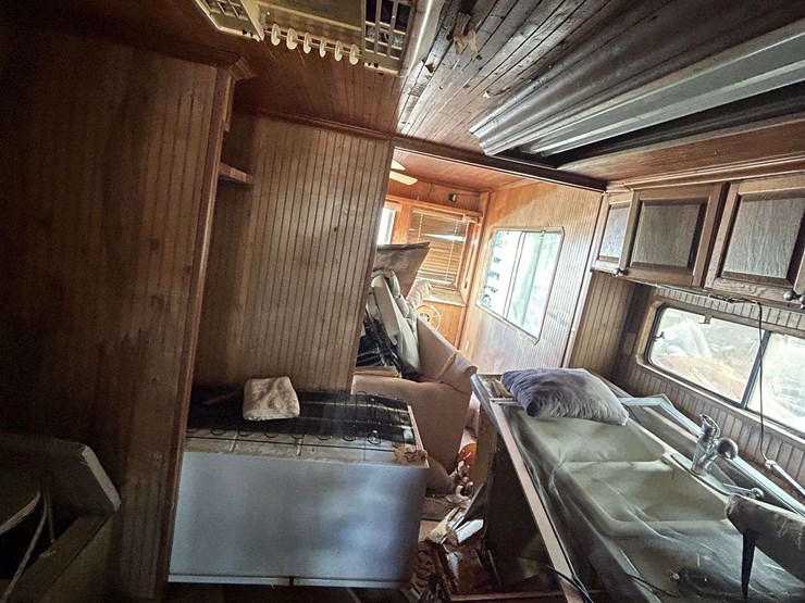 1982-14x46-summerset-aluminum-houseboat-image-27