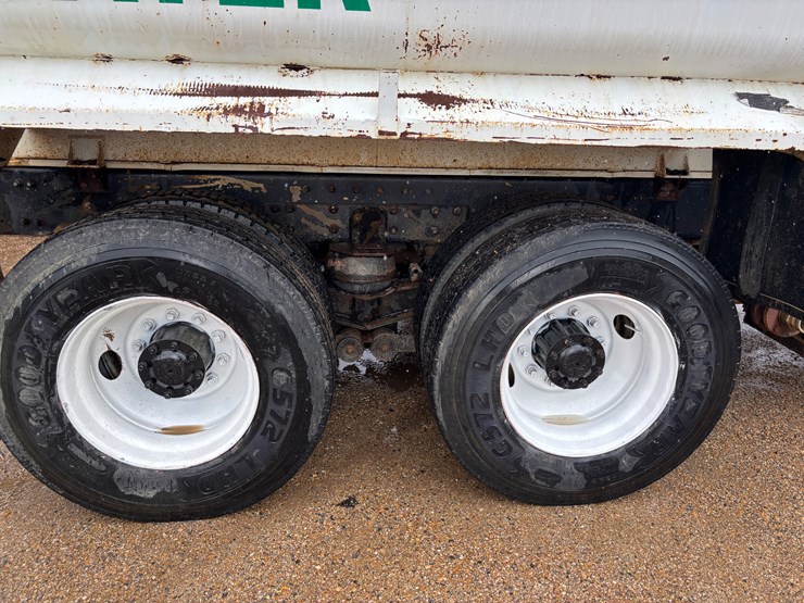 1998-freightliner-fl112-image-3