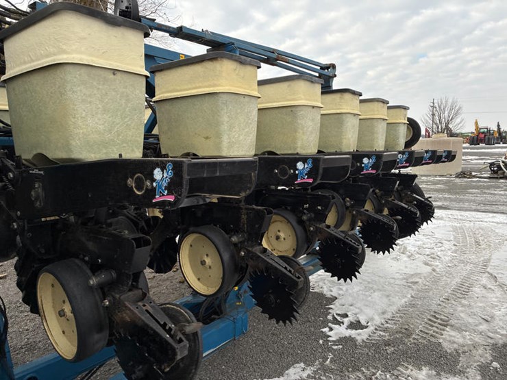 1997-kinze-2600-image-64