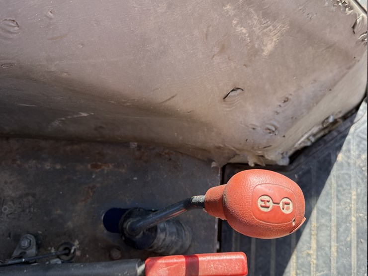 2009-kubota-m108s-image-12