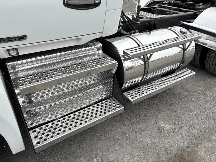 2016-kenworth-t680-image-12