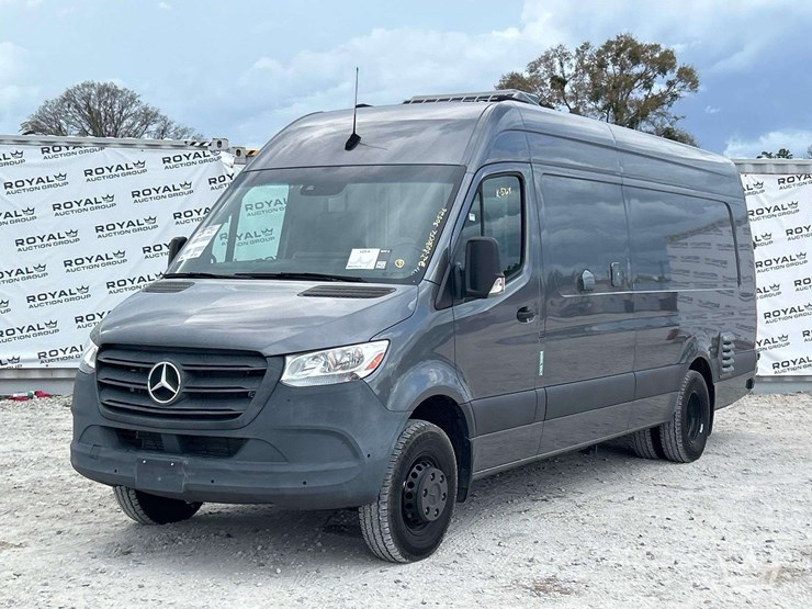 2021-mercedes-benz-sprinter-4500-image-1
