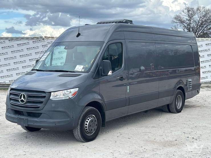 2021-mercedes-benz-sprinter-4500-image-1