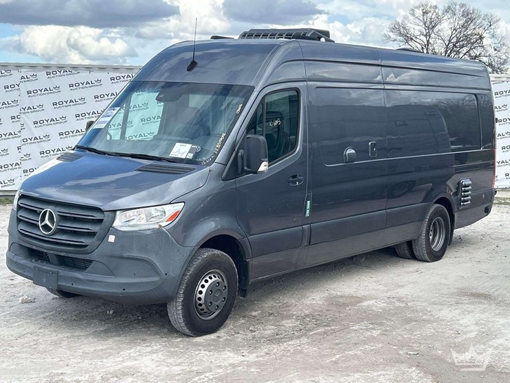 2021-mercedes-benz-sprinter-4500-image-1
