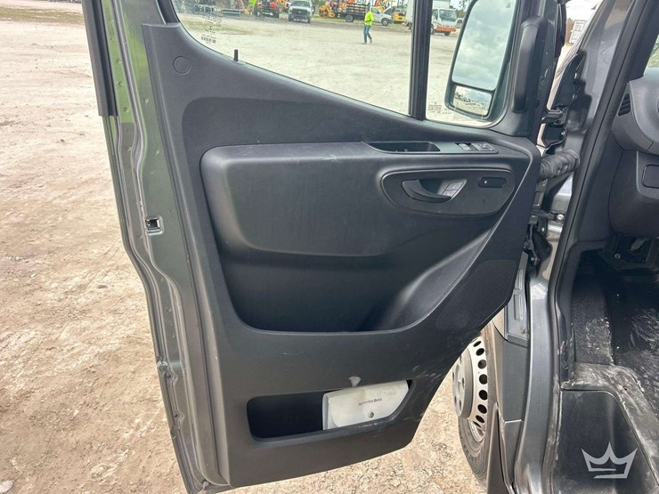 2021-mercedes-benz-sprinter-4500-image-14