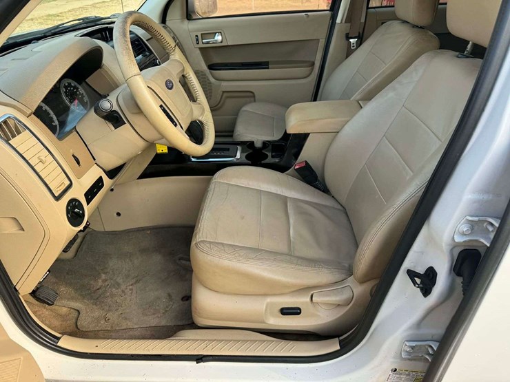 2010-ford-escape-image-16