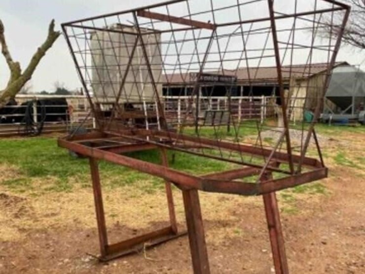 square-bale-horse-feeder-image-1