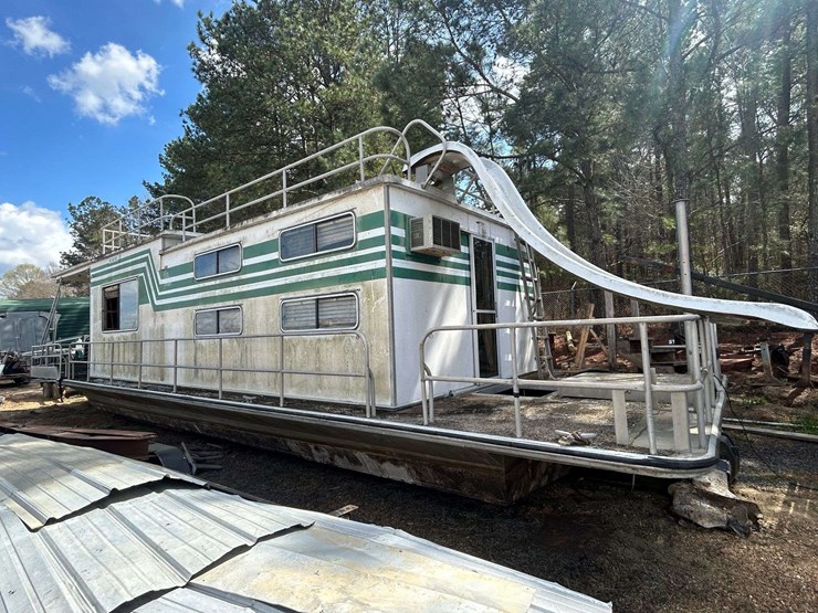1982-14x46-summerset-aluminum-houseboat-image-3