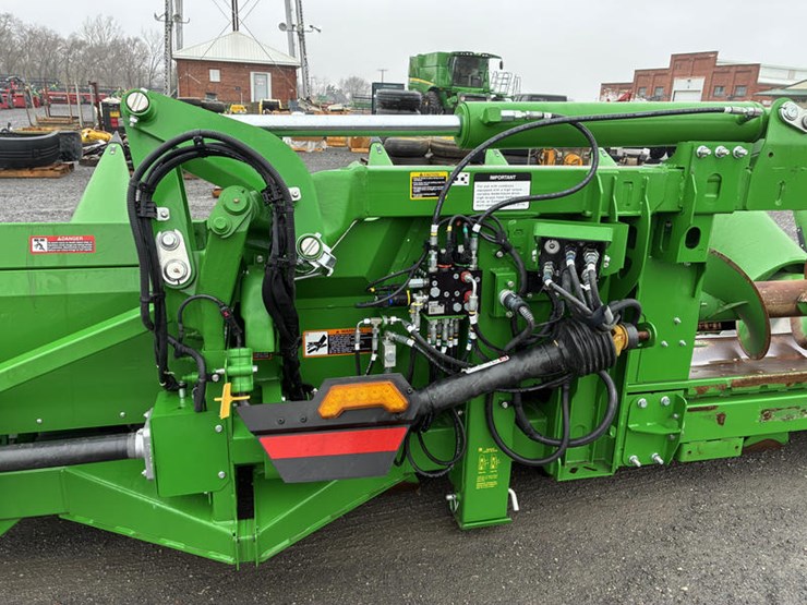 2024-john-deere-c12f-image-8