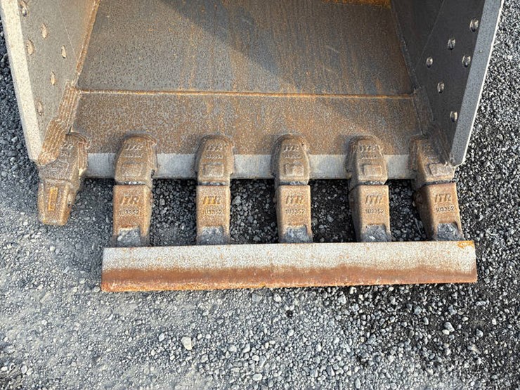 2021-deere-250g-lc-image-15