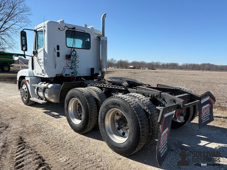 2004-freightliner-cst120-century-classic-s/t-t/a-day-cab-truck-tractor-image-7