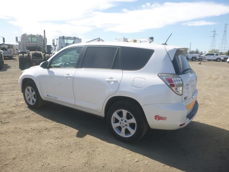 2014-toyota-rav4-image-4