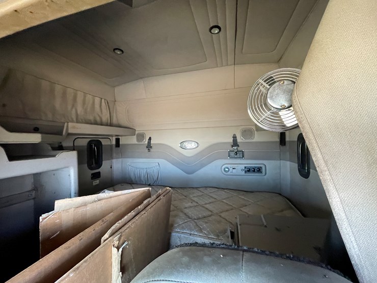 #4223-•-2002-mack-cx613-semi-tractor-sleeper-cab-image-16