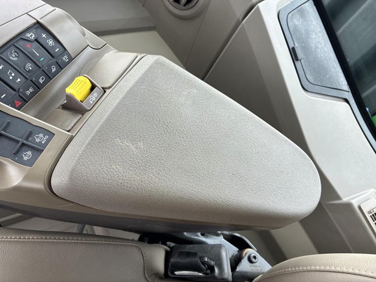 2025-john-deere-9r-590-image-97