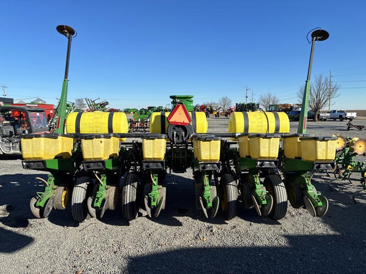 john-deere-7200-image-40