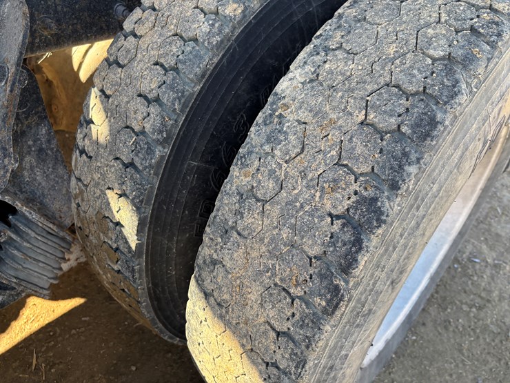 2009-peterbilt-340-image-95