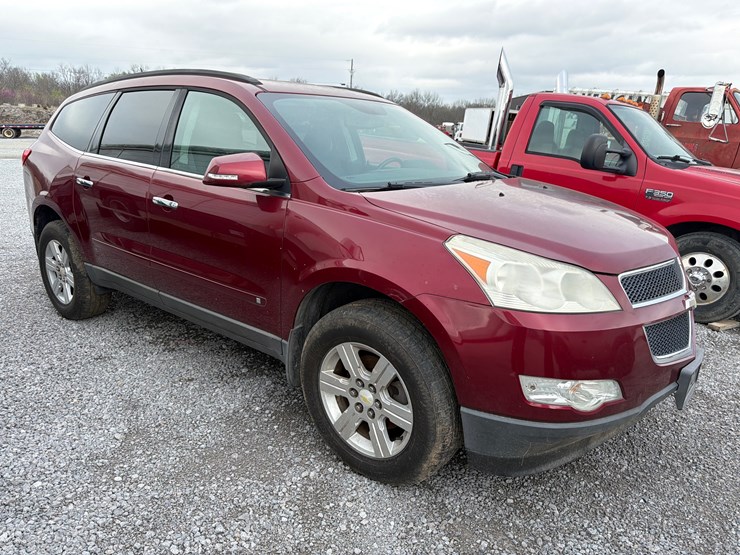 2010-chevrolet-traverse-image-2