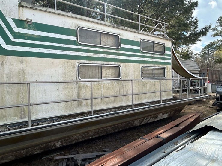 1982-14x46-summerset-aluminum-houseboat-image-6