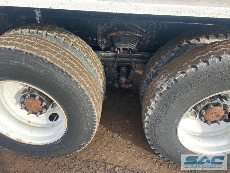 2009-freightliner-mc-4000-gallon-t/a-water-truck-image-27