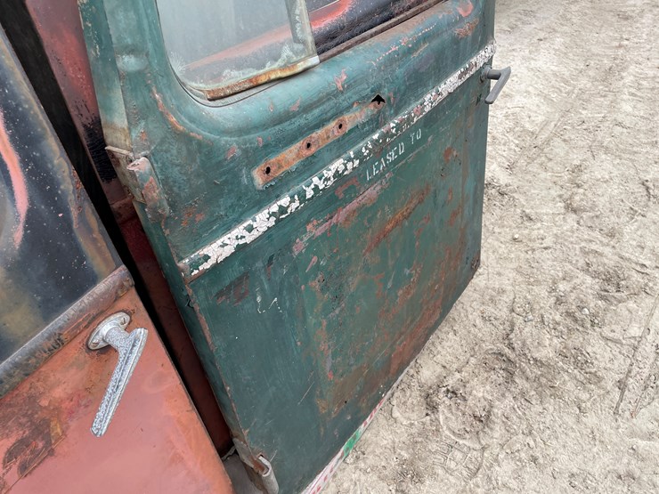 #4400-•-pair-of-vintage-truck-doors-image-3