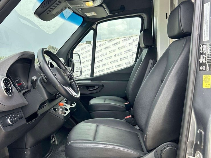 2021-mercedes-benz-sprinter-4500-image-14