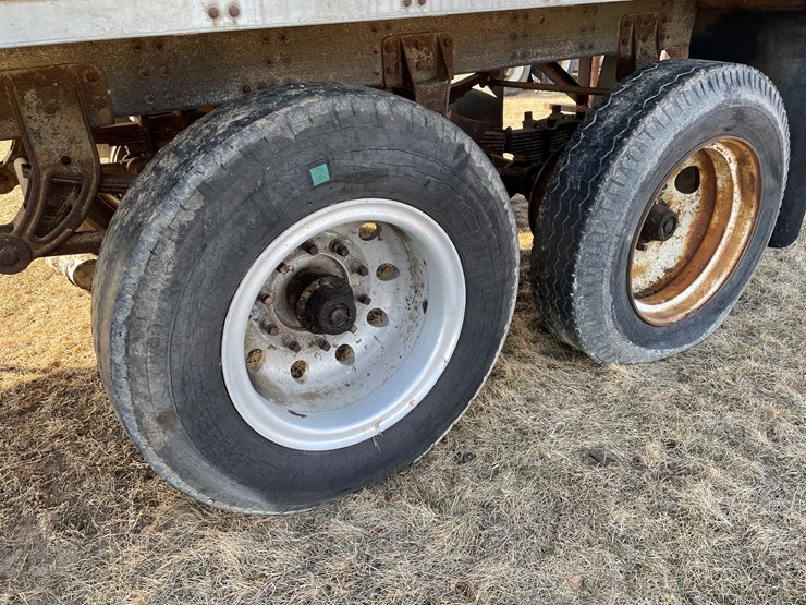 #4220-•-aeroliner-tandem-axle-storage-van-trailer-(no-title)-image-13