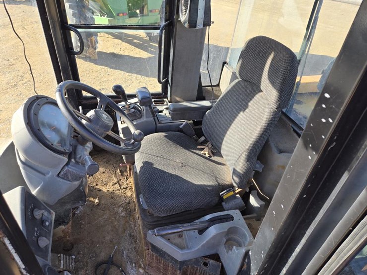 2005-caterpillar-938g-image-19