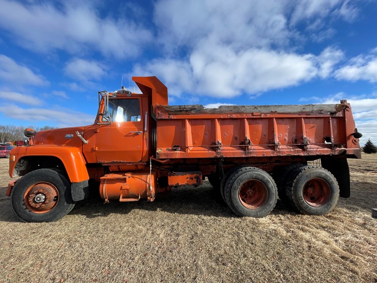 1986-ford-9000-image-8