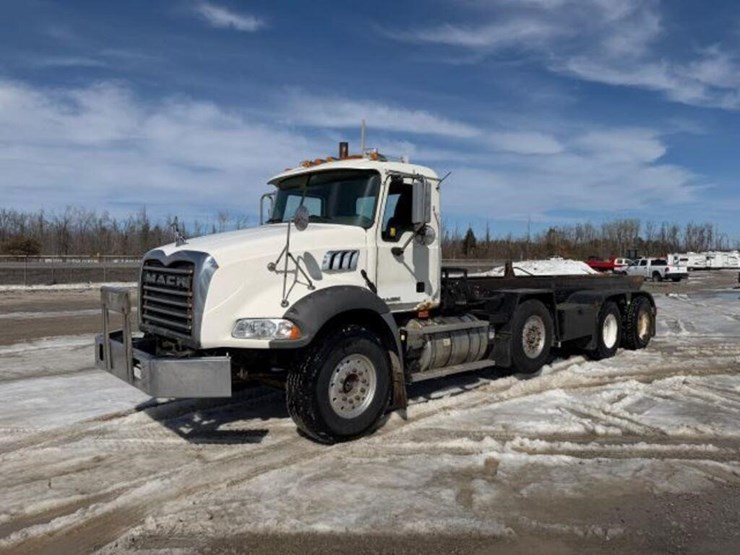 2009-mack-granite-gu813-image-1