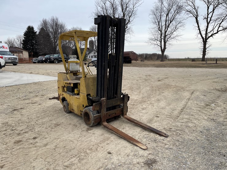 #4224-•-white-lp-forklift-image-3