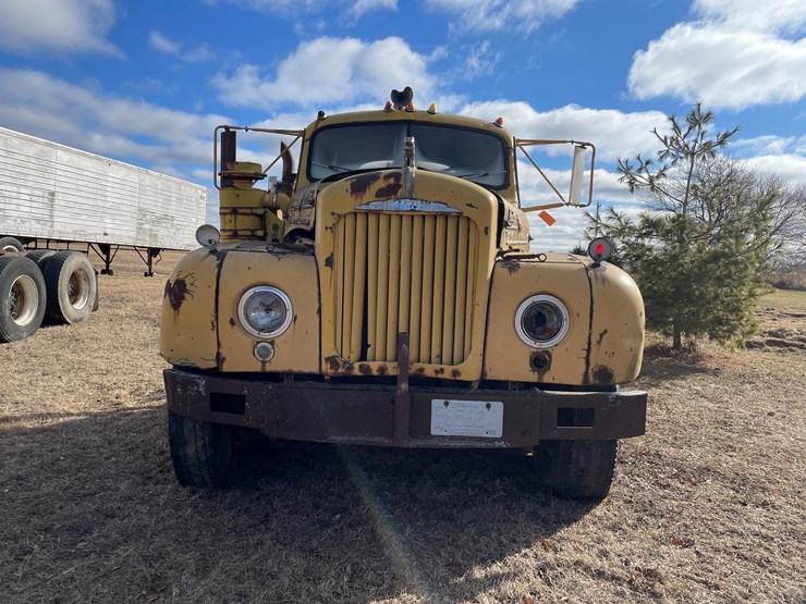 1963-mack-b61-image-2