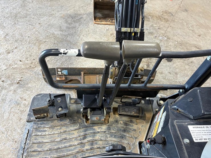 2019-deere-17g-image-25