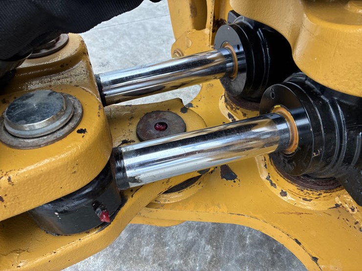 2017-caterpillar-415f2-image-29