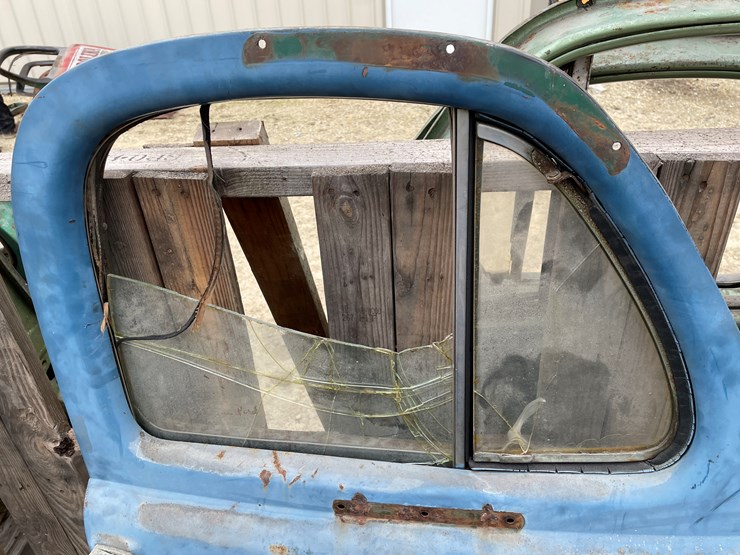 #4403-•-pair-of-vintage-truck-doors-image-4