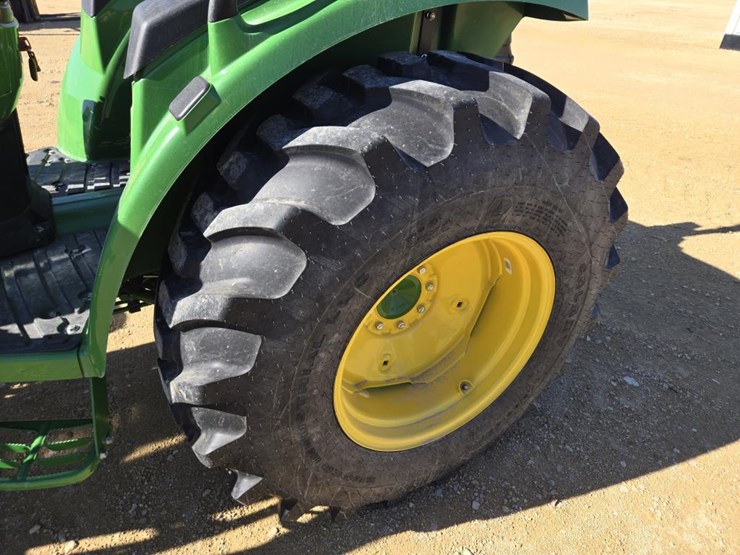 john-deere-4052m-image-4