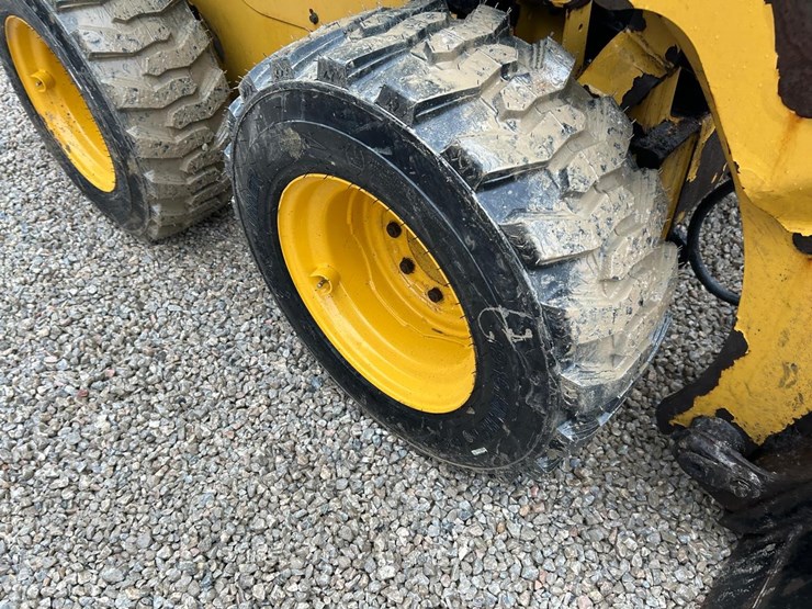 2019-caterpillar-242d-image-12